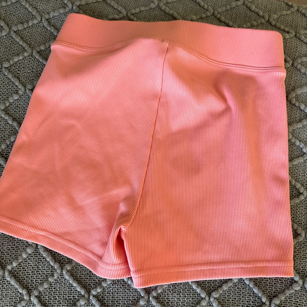 ALO Goddess Ribbed High-Waist Hot Short (XS) *strawberry lemonade